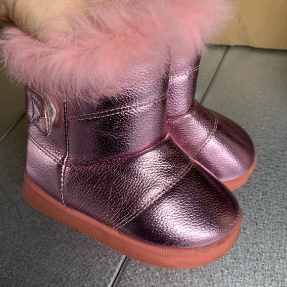 Carters 3 pairs of toddler boots size 6 and 7 - Picture 10 of 10